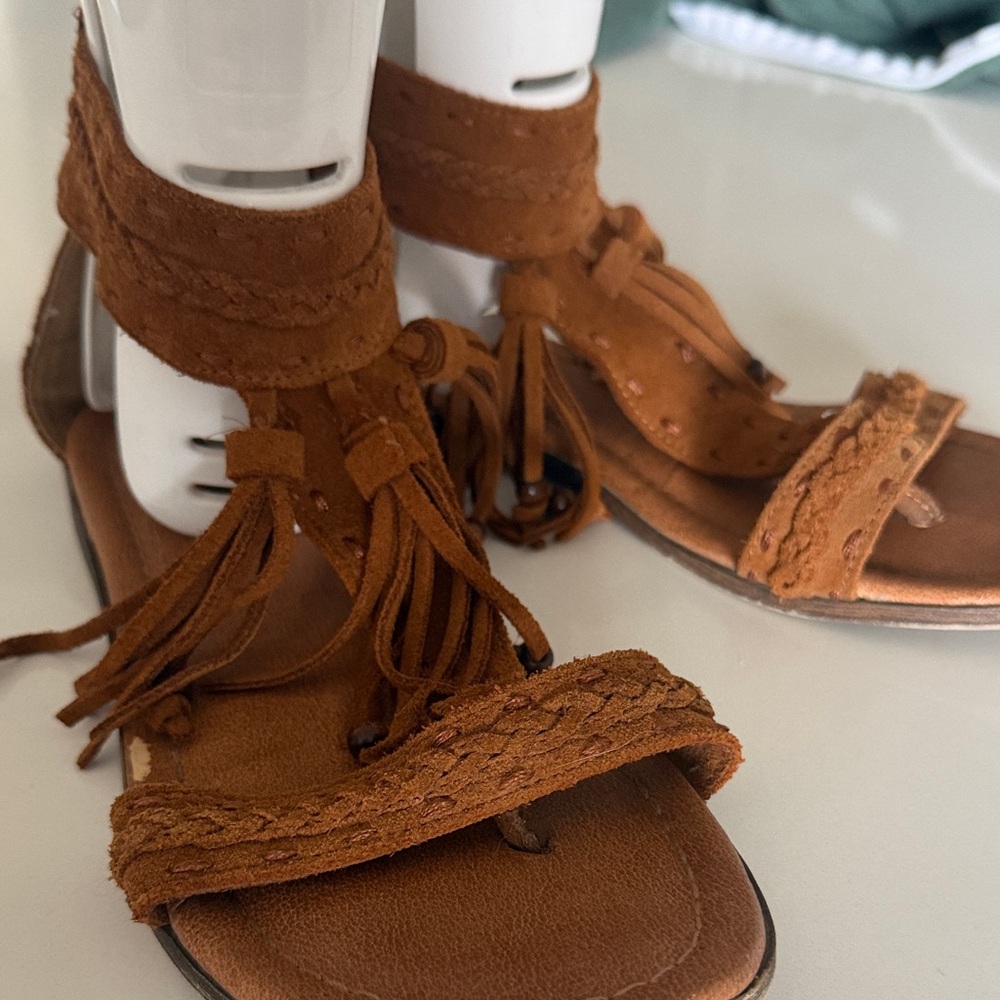 Minnetonka Brown Suede Fringe Sandals